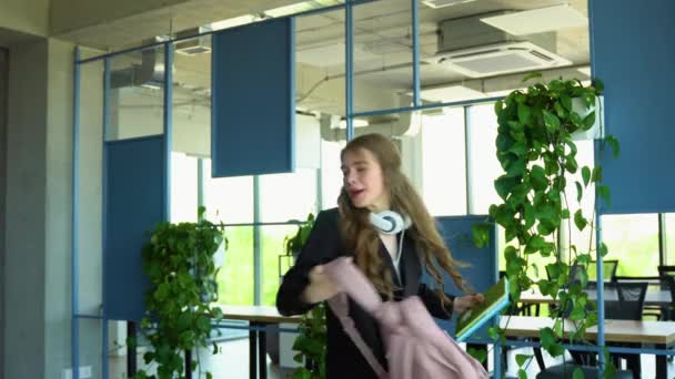 Glad Student Flicka Säger Klarade Ett Viktigt Test Höjer Handen — Stockvideo