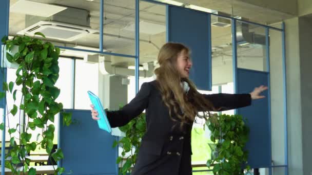 Gelukkig Student Meisje Zegt Geslaagd Voor Een Belangrijke Test Steekt — Stockvideo