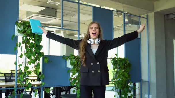 Feliz Estudante Animado Celebrando Sucesso Passou Exame Alto Grau Teste — Vídeo de Stock