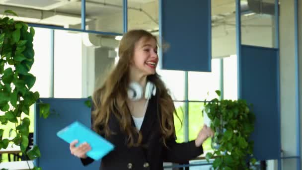 Gelukkige Student Meisje Zegt Geslaagd Voor Een Belangrijke Test Steekt — Stockvideo
