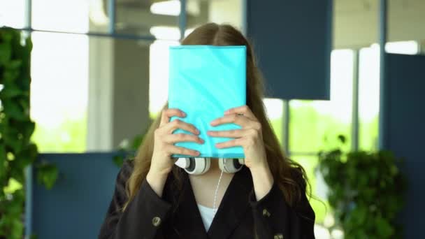 Genç Bir Kadın Üniversitede Otururken Yüzünü Kitapla Kapladı Kolejli Kız — Stok video