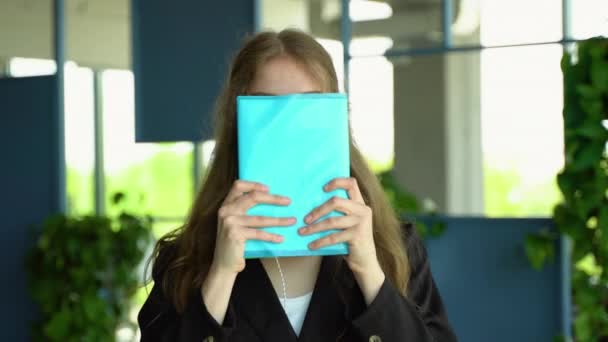 Een Jonge Vrouw Bedekte Haar Gezicht Met Een Boek Universiteit — Stockvideo