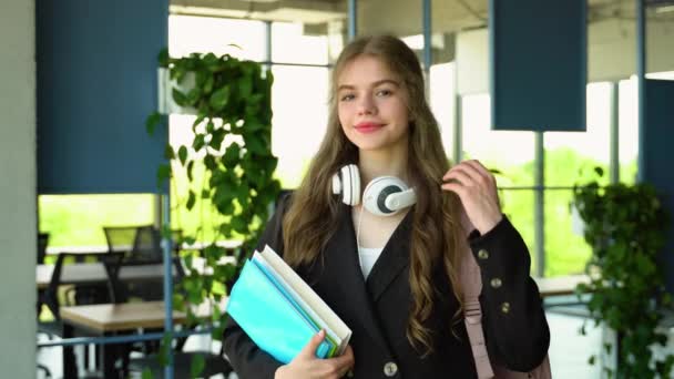 Portré Egy Főiskolás Lányról Akinek Könyvek Vannak Kezében Egyetemi Épületben — Stock videók