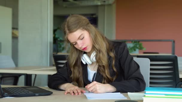 Teenage Dívka Dělat Poznámky Knihovně — Stock video