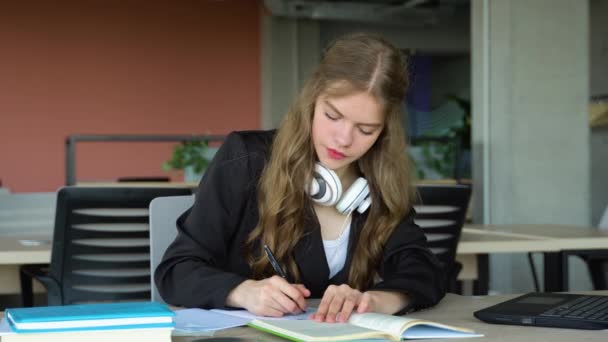 Estudiante Adolescente Concentrada Sentada Mesa Madera Con Computadora Portátil Notas — Vídeos de Stock
