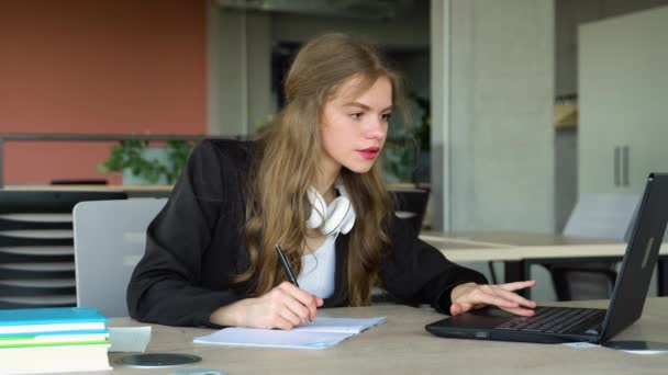 Tienermeisje Maakt Aantekeningen Bibliotheek Voorbereiding Van Examens Terug Naar School — Stockvideo