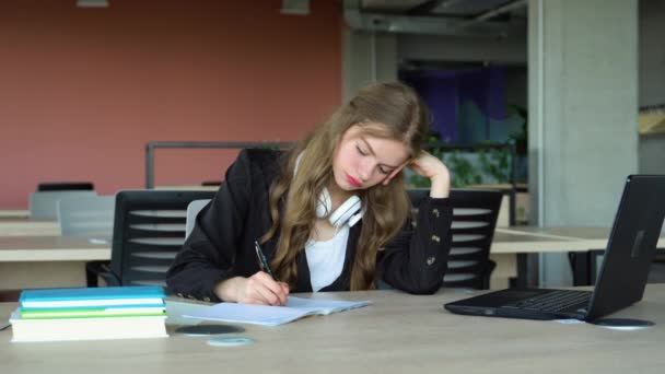 Menina Ansiosa Sentindo Cansado Enquanto Estudava Escola Estudante Universitário Sofrendo — Vídeo de Stock