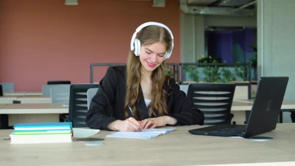 Chica Sonriente Con Auriculares Que Estudian Línea Utilizando Ordenador Portátil — Vídeos de Stock