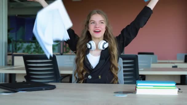 快乐的年轻女生在图书馆里抛出了上面的文件 愉快的心情 对着镜头微笑 好的结果 表达积极的真实情感 — 图库视频影像