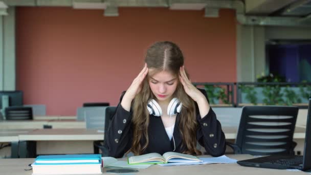 Frusztrált Diáklány Asztalnál Egy Halom Könyvvel Egyetemi Könyvtárban Fiatal Főiskolai — Stock videók