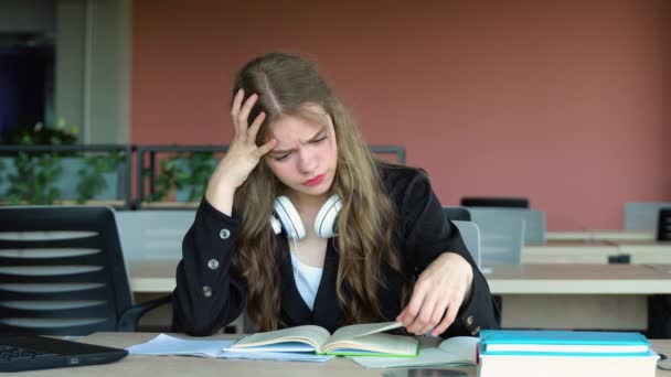 Ideges Lány Fáradtnak Érzi Magát Miközben Tanul Iskolában Egyetemista Aki — Stock videók