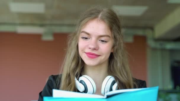 Uma Rapariga Confusa Livro Antes Exame Estudante Menina Não Está — Vídeo de Stock