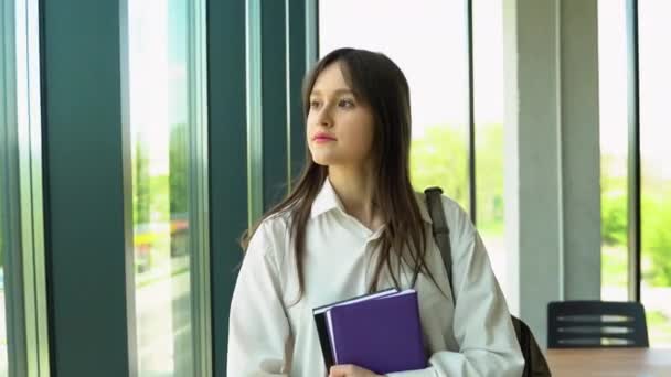 Dívka Student Drží Knihy Kráčející Chodbě — Stock video