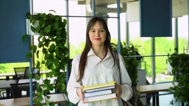 Retrato Uma Estudante Universitária Com Livros Nas Mãos Prédio Universidade — Vídeo de Stock