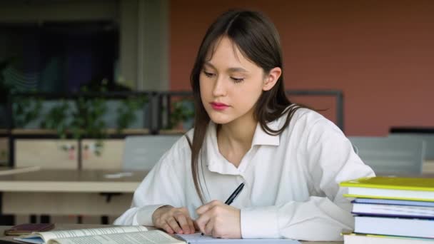 Preparar Para Exames Jovem Atenciosa Escrevendo Algo Seu Bloco Notas — Vídeo de Stock