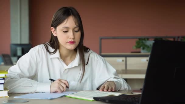 Voorbereiding Examens Doordachte Jonge Vrouw Schrijven Iets Haar Opmerking Pad — Stockvideo