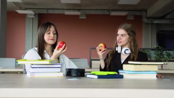 Estudiante Secundaria Comiendo Almuerzo — Vídeo de stock