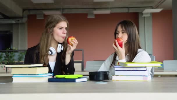 Studentele Liceu Mănâncă Prânzul Două Fete Prânz Școală — Videoclip de stoc