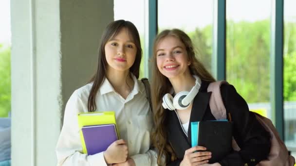 Twee Jonge Europese Studenten Meisjes Universiteit — Stockvideo
