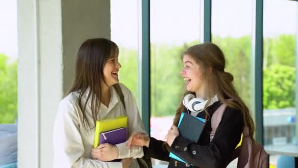 Δύο Κορίτσια Που Γιορτάζουν Αποτελέσματα Των Εξετάσεων Στο Διάδρομο Του — Αρχείο Βίντεο