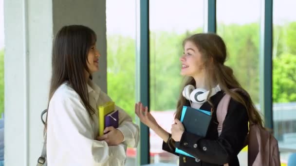 Δύο Κορίτσια Φοιτητής Γιορτάζει Αποτελέσματα Των Εξετάσεων Στο Σχολείο Δίνοντας — Αρχείο Βίντεο