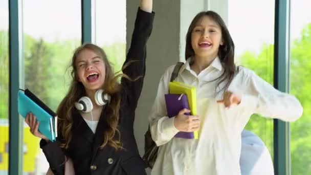 Duas Meninas Estudante Celebrando Resultados Exame Escola — Vídeo de Stock