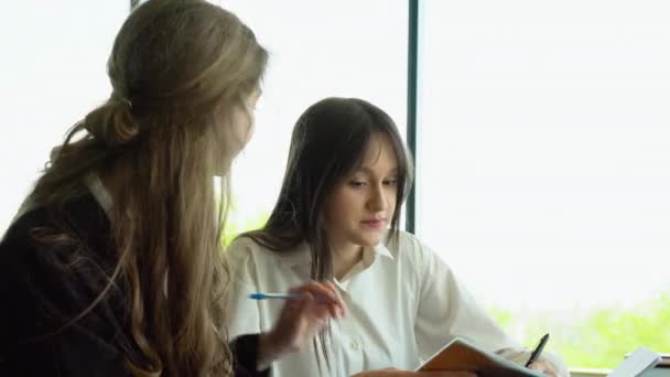Due Studenti Che Fanno Compiti Insieme Aiutano Vicenda Seduti Tavolo — Video Stock
