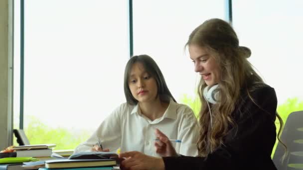 Duas Estudantes Sexo Feminino Sentadas Mesa Sala Aula Discutindo Passagem — Vídeo de Stock