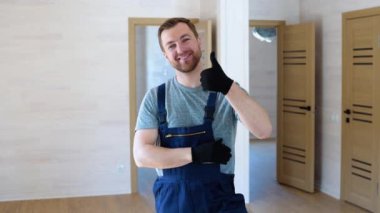Yeni ahşap prefabrik bir evde marangoz. Modüler ev kavramı