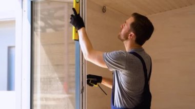 Ahşap prefabrik evdeki PVC pencerelerinin dikey sapma ölçümleri