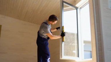 Ahşap prefabrik evdeki PVC pencerelerinin dikey sapma ölçümleri