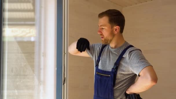 Porträt Eines Fensterbauers Mit Schraubenzieher Holzfertighaus — Stockvideo