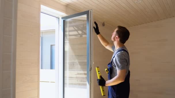 Arbeiter Misst Die Vertikale Abweichung Von Pvc Fenstern Holzfertighäusern — Stockvideo