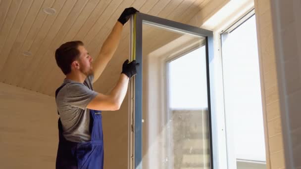 Service Man Uniform Installing Pvc Window Μεζούρα Ξύλινο Προκατασκευασμένο Σπίτι — Αρχείο Βίντεο