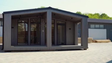Modüler prefabrik çerçeve tipi daire. Yaşam ve turizm için mobil çevre dostu alan.