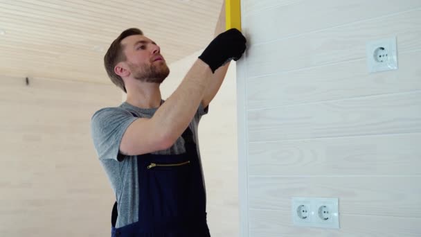 Erbauer Misst Die Vertikale Abweichung Der Wand Holzfertighäusern Blasenlineal Nahsicht — Stockvideo