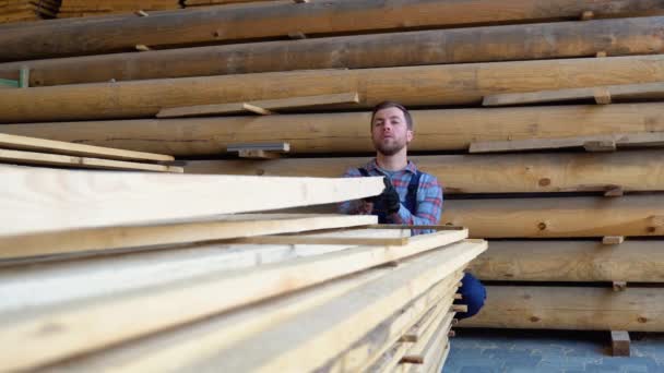 Budowniczy Składa Drewniane Deski Koncepcja Sprzedaż Drewna Budowniczy Rozważa Drewniane — Wideo stockowe