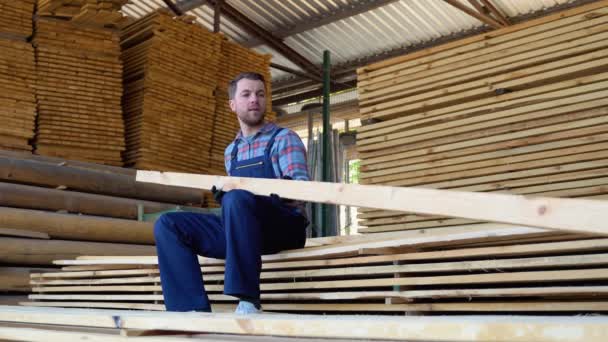 Konzept Holzverkauf Bauherr Denkt Über Holzdielen Nach Konzept Holzverarbeitungsbetrieb Holzstapel — Stockvideo
