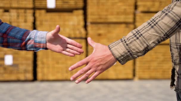 销售木材材料的概念 在董事会组成的背景下进行握手的特写 — 图库视频影像