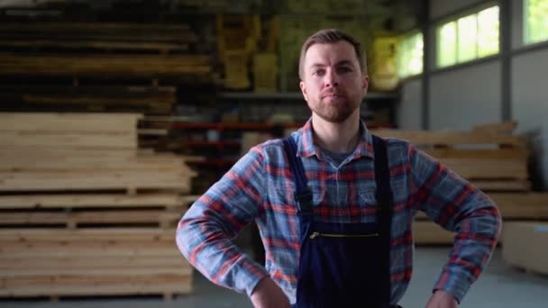 Jeune Ouvrier Dans Entrepôt Bois Panneaux Bois Bois Oeuvre Bois — Video