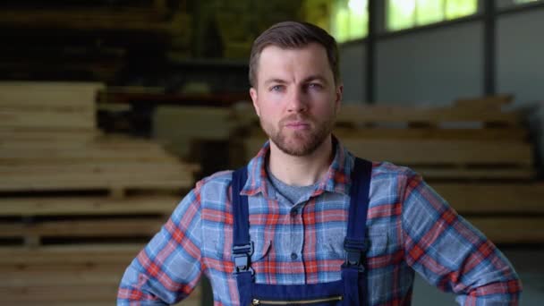 木材倉庫の若い男性労働者 木製の板 工業用木材 松の木 — ストック動画