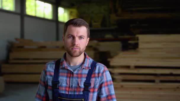 Junge Männliche Arbeiter Holzlager Holzbretter Bauholz Industrieholz Holz Kiefernholz — Stockvideo