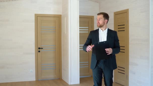 Realitní Makléř Prodává Nový Dřevěný Dům Koncept Modulárních Montovaných Domů — Stock video