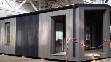 Yeni ve modern modüler evin inşaatı. Yeni enerji tasarruflu ev kavramı oluşturuluyor.
