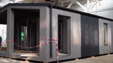 Endüstriyel bir binanın içinde yeni ahşap bir prefabrik ev..