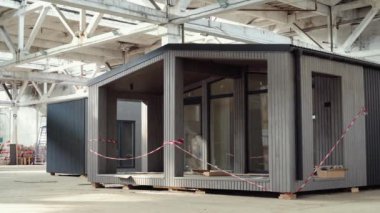 Endüstriyel bir binanın içinde yeni ahşap bir prefabrik ev..