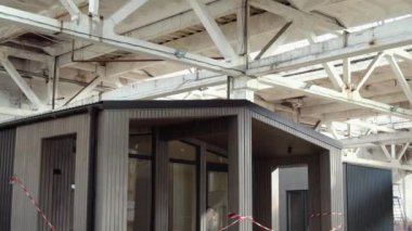 Yeni ve modern modüler evin inşaatı. Yeni enerji tasarruflu ev kavramı oluşturuluyor.