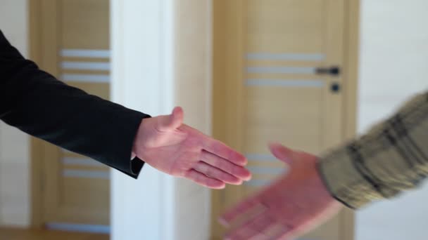 Real Estate Agent Gives Keys Client Shaking Hands Sale Modular — Stock Video
