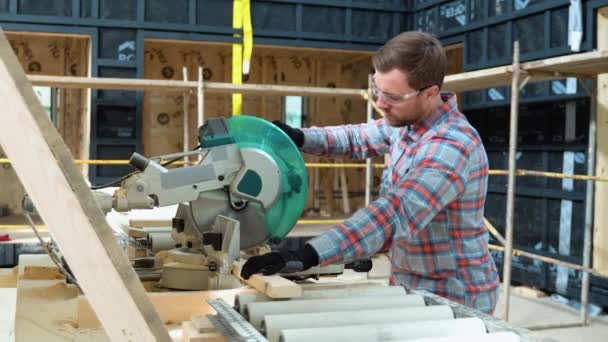 Arbeiter Eines Bauunternehmens Schneidet Mit Einer Handkreissäge Mit Schneckenantrieb Bretter — Stockvideo