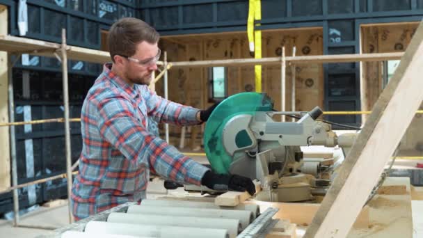 Building Contractor Worker Using Hand Held Worm Drive Circular Saw — Stock Video